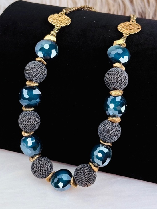 Jewelry - Gorgeous, vintage weighted, reflective, blue accent necklace